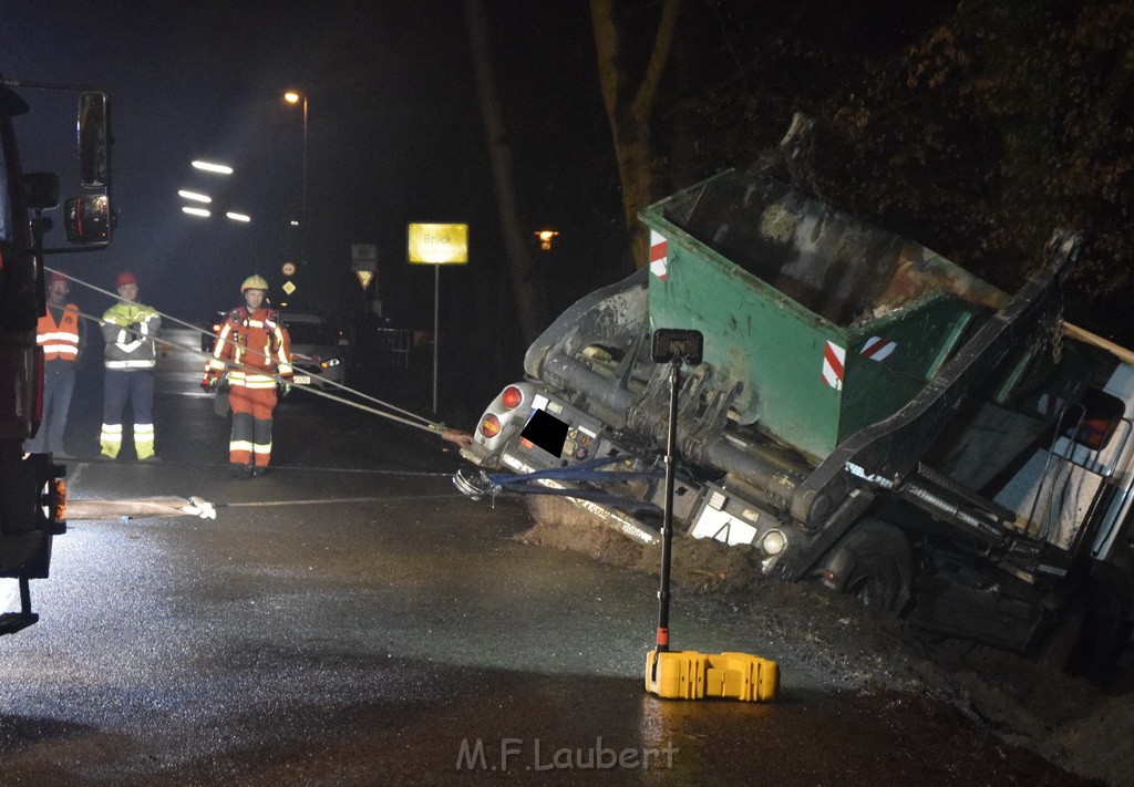 Container LKW umgestuerzt Koeln Brueck Bruecker- Dellbruecker Mauspfad P341.JPG - Miklos Laubert